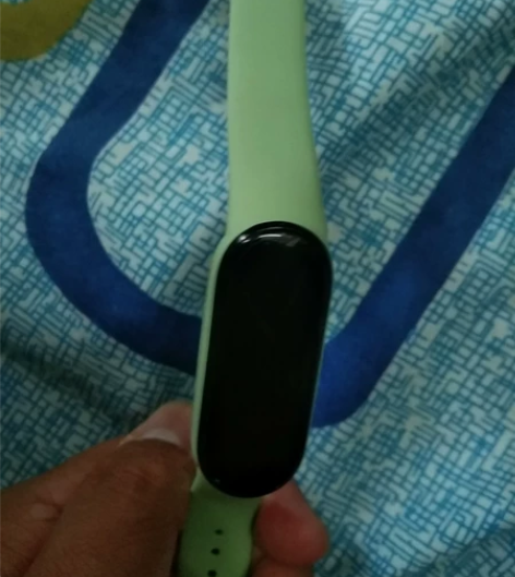 小米手环6，一切正常，屏幕有轻微划痕，不深...
