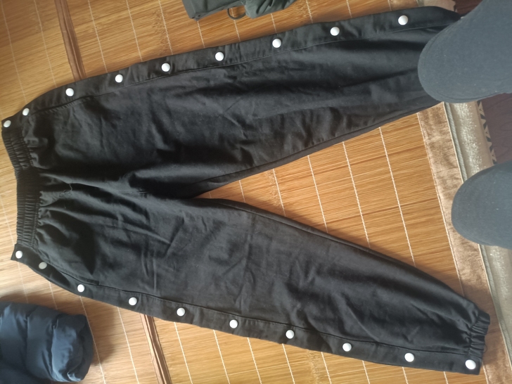 排扣裤。没穿过，没有裤绳，有点松