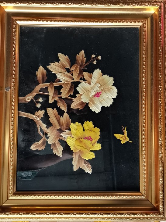 麦秆画作品《花开向阳,丹心向党》