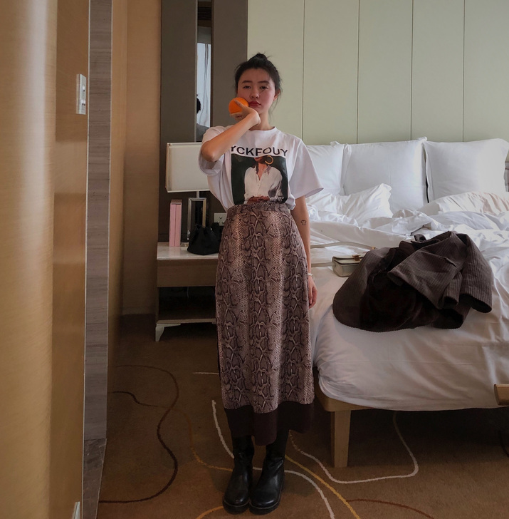 LILU 蛇纹侧开叉丝质时髦半裙女中长款铅...