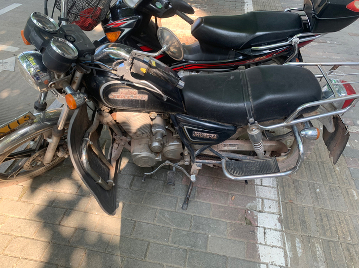 老款嘉陵摩托车，搭制150发动机，怀旧造型...