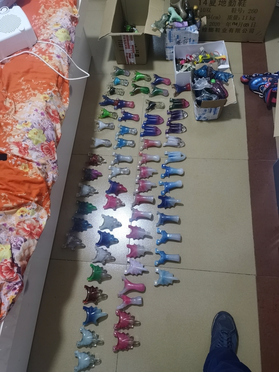 聚碳弹弓,颜色如图,签收不退不换,40买一...