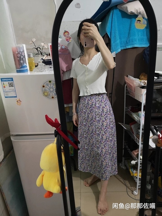 白色T恤+油画半身裙。裙子穿过不到十次，因...