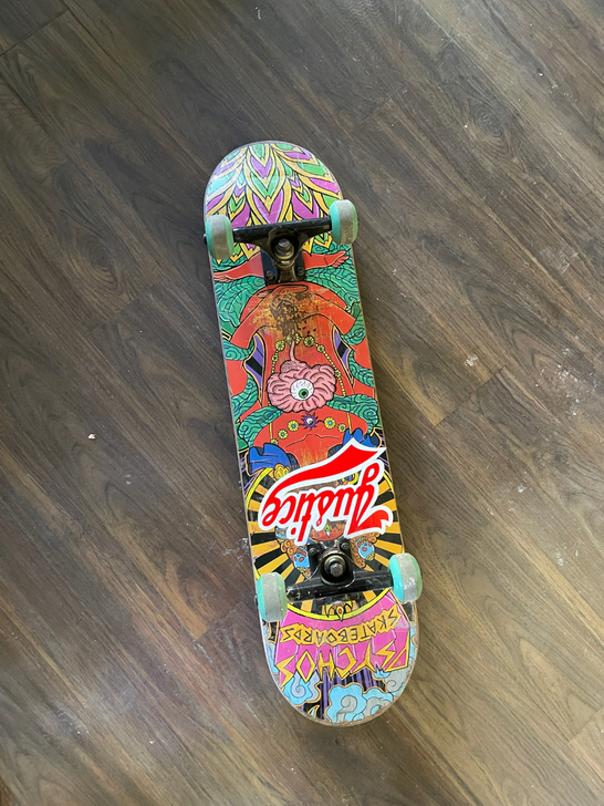 双翘滑板 新旧如图 可以正常滑行 磨损如图...