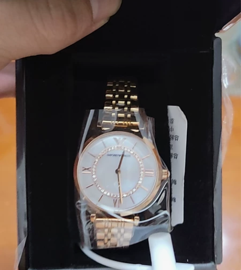 阿玛尼女士手表 全新没戴过 包装盒跟发票都...
