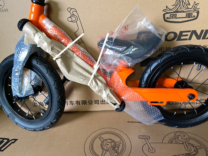 出一台凤凰牌儿童平衡车