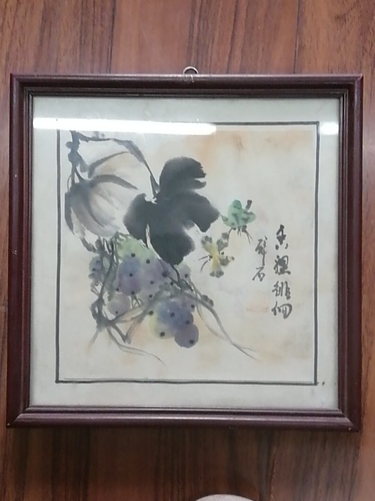 小画框 画的葡萄 蝴蝶  画的还挺好看  ...