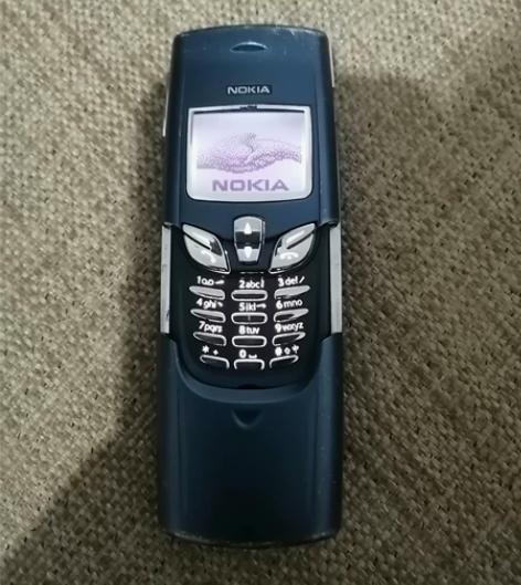 诺基亚经典款8855滑盖手机,成色如图所示...