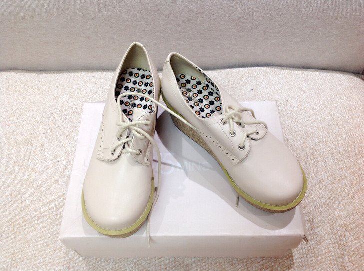 全新 15mins专柜正品米色坡跟系带单鞋...