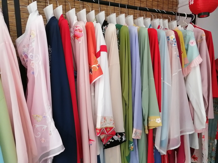 闲置汉服全部50一套随机发不退不换。