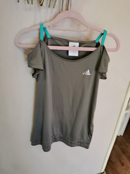 ADIDAS露肩运动短袖，材质很舒服，冰冰...