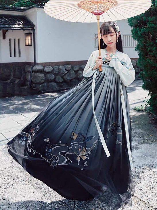 十三余，庄周梦蝶，汉服，唐襦。