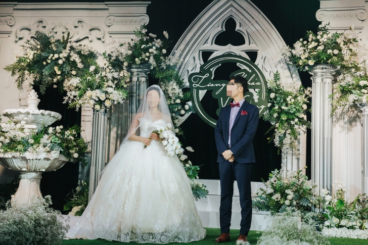 3.5米大拖尾高定婚纱，裙身布满蕾丝刺绣。...