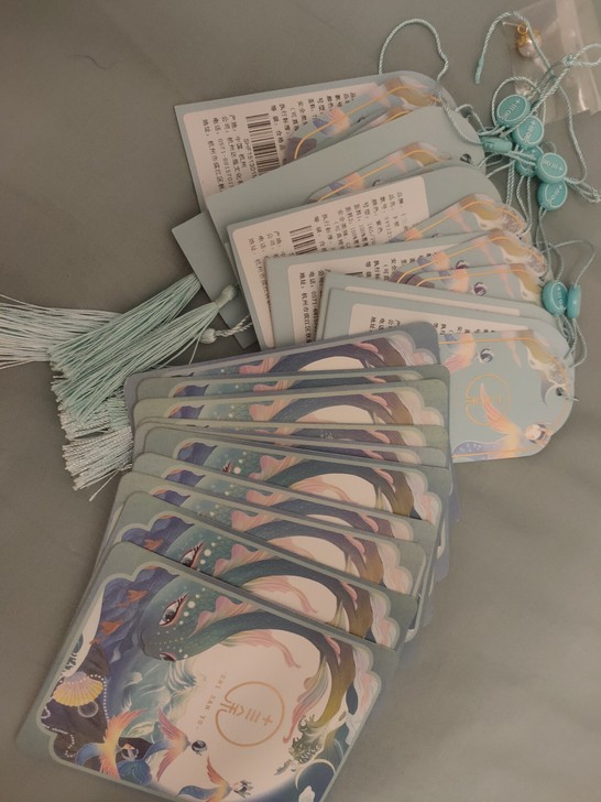 出十三余售后卡,吊牌,还有好多套汉服的吊牌...