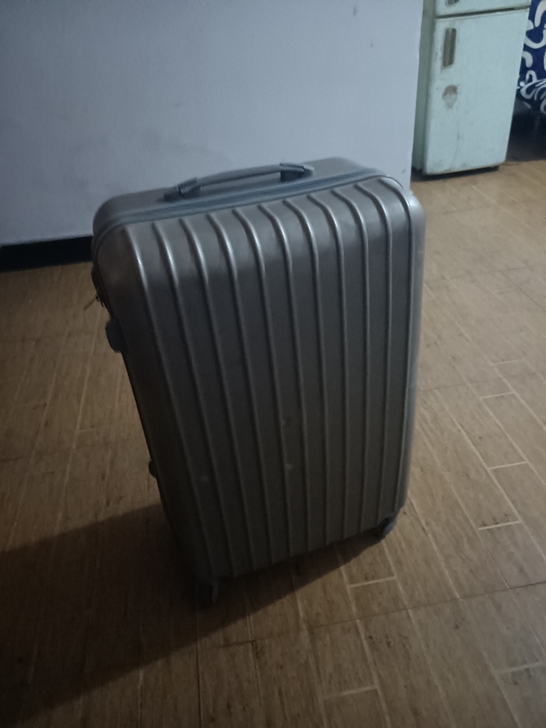 要搬家了，这个行李箱太大懒得带。密码锁什么...