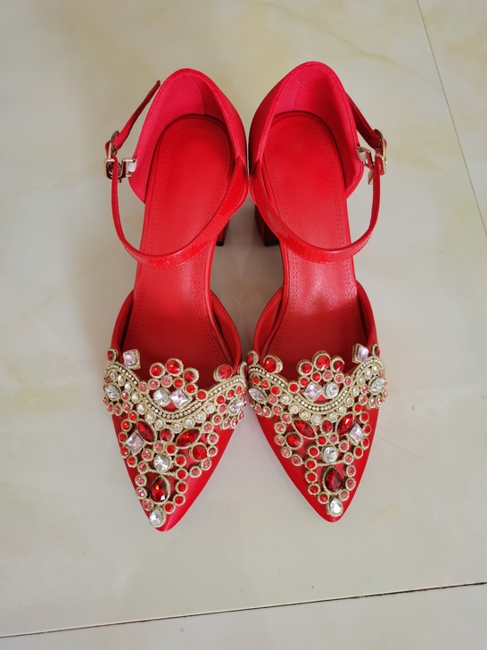 手工精致婚鞋，鞋跟5.5cm坡跟相当平稳，...