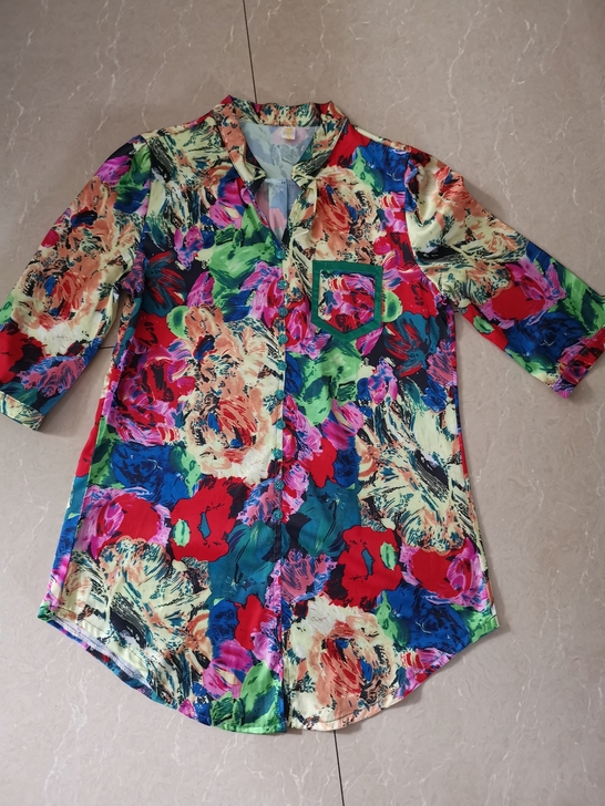 中袖立领小衫，绸缎面料柔软有光泽非常舒服，...