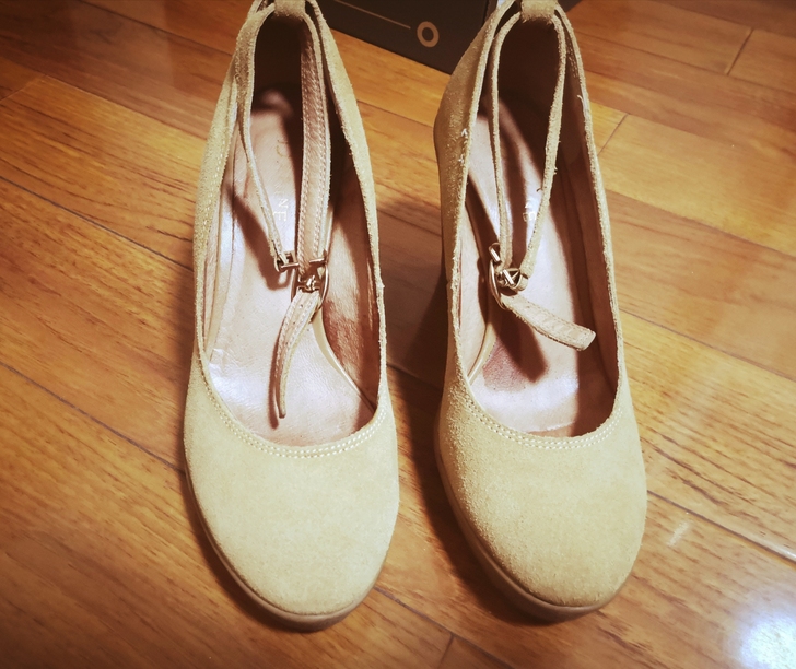 达芙妮坡跟女鞋，里外全皮，尺码：35。前防...