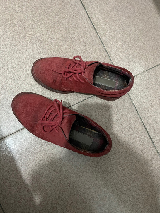 时尚铆钉头层牛皮绑带深口单鞋