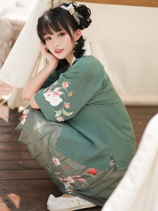 花神记草莓兔汉元素短裙套装