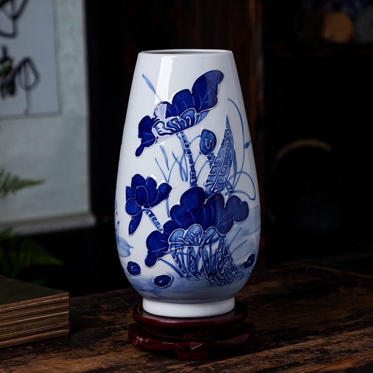 景德镇陶瓷手绘浮雕青花创意花瓶客厅装饰品插...