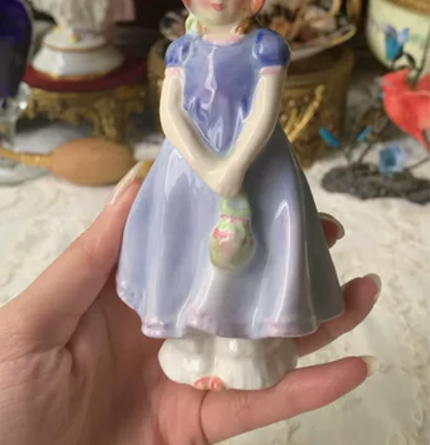 英国古董皇家道尔顿公主裙红帽子女孩老瓷偶v...