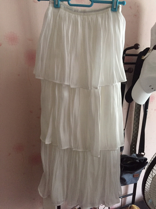 白色银丝蛋糕裙。全新有吊牌。实体店购买白色...