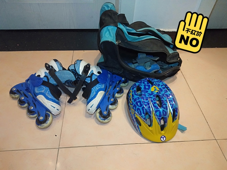 儿童轮滑套装，买来使用十次以内。头盔、护膝...