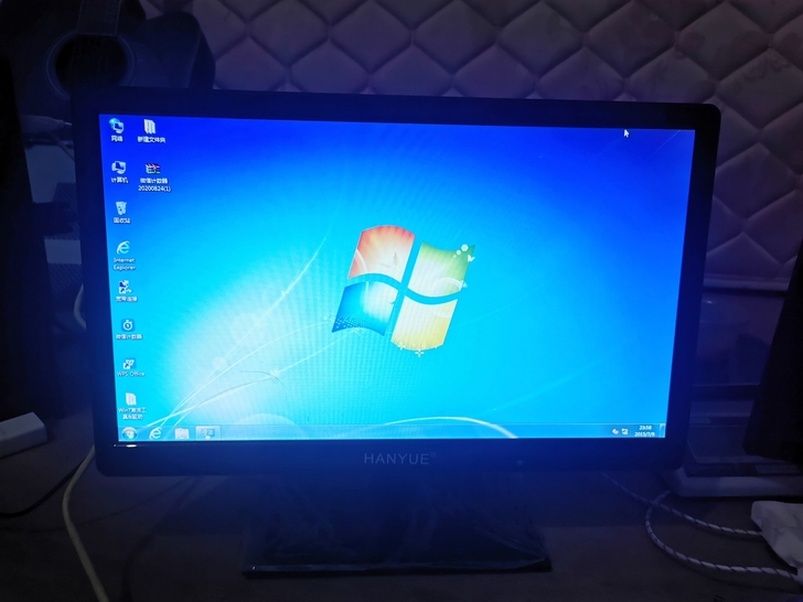 寒月电脑显示器，屏幕有刮痕