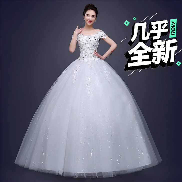 结婚时购置的三件衣服,分别为齐地款婚纱,大...