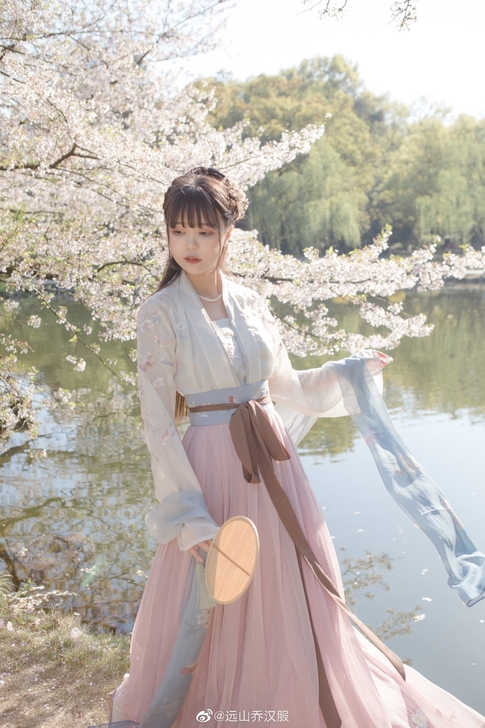 出:远山乔 落樱赋