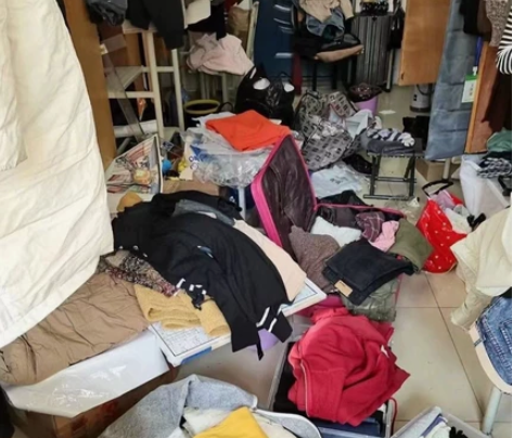 学校宿舍不要的衣服按99元4件处理。 所出...