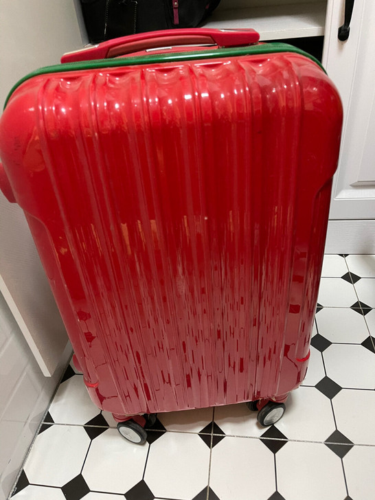 登机箱，拉锁少了一个，