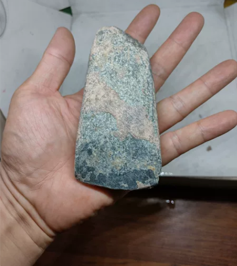 石器时代，石斧。一眼老，黑石头多，这个青石...