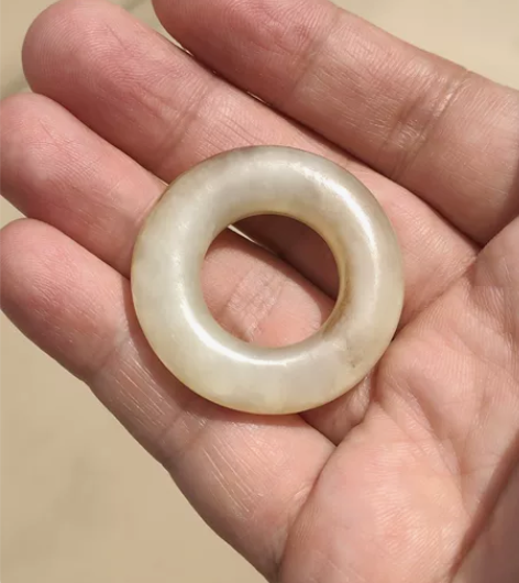 石器时代玉环。可能是良渚时期,也有可能是凌...