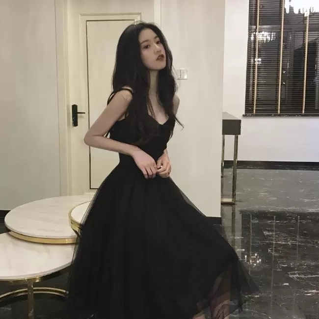 蕾丝吊带拼接纯色百搭时尚小心机设计感连衣裙...