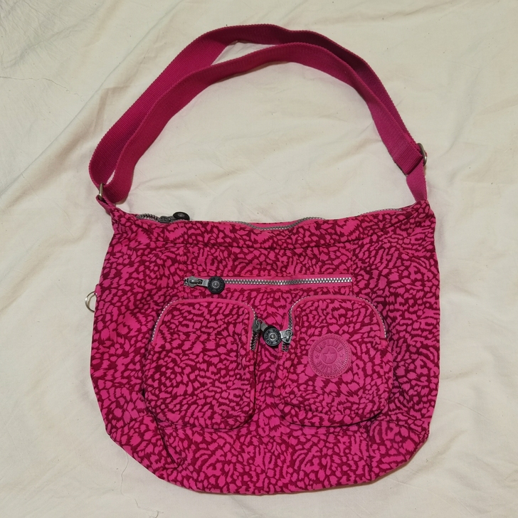 玫红色布挎包 夹层丰富 很能装 全新