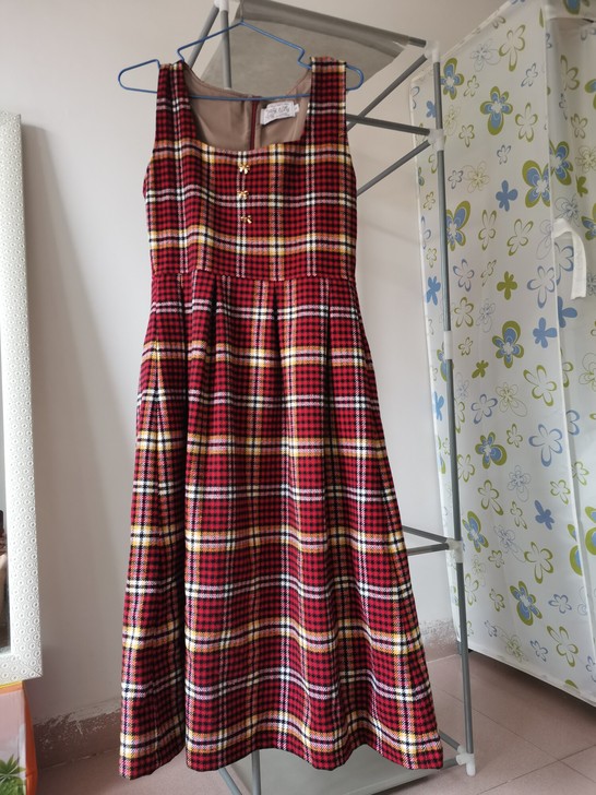 羊毛妮子背心裙,红色格子很有英伦风。厚实重...