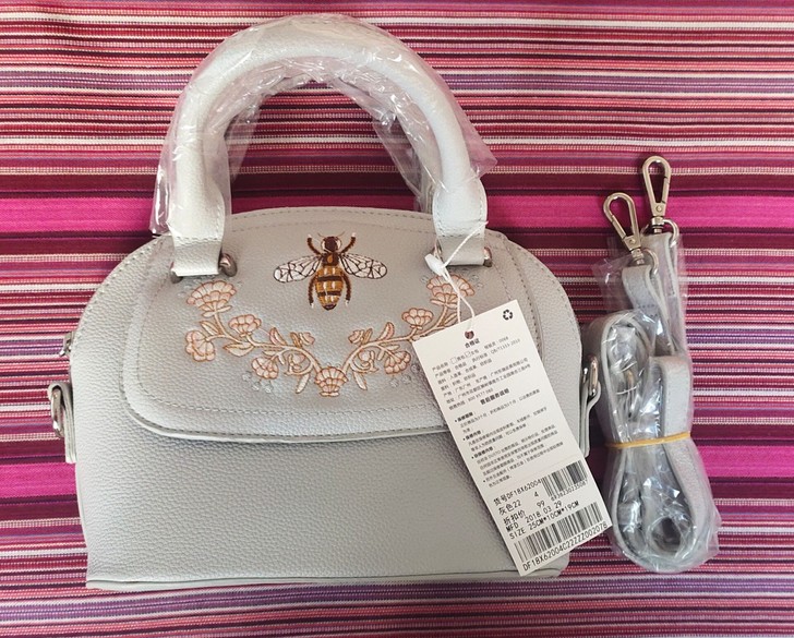 全新原包装大东刺绣小蜜蜂贝壳包两用手提斜挎...