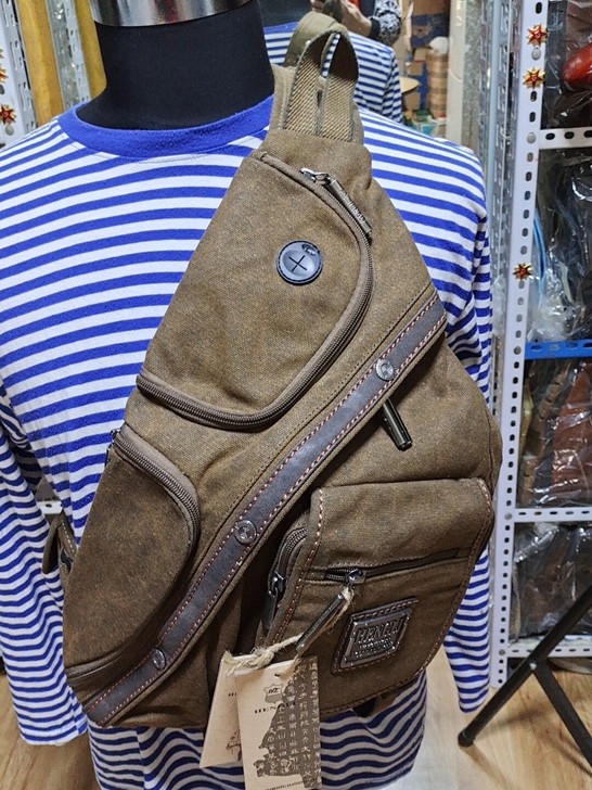 户外棕色大胸包电脑包