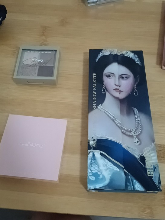 粉红色的六色眼影是 稚优泉送的眼影，7成新...