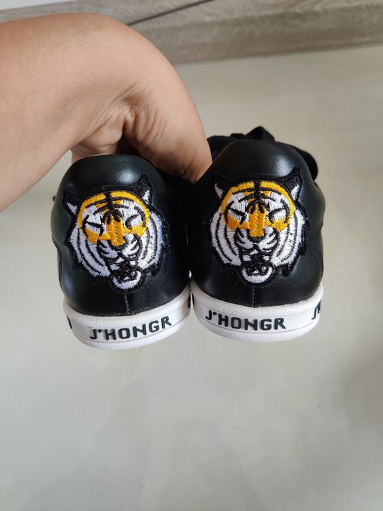 意尔康36码37码牛皮黑色平底板鞋老虎个性...