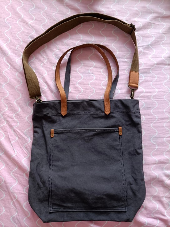 男女都可以背的一个包，拎包，九成新，由于包...