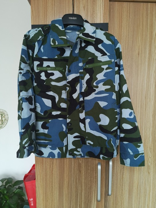 全新姐姐的家女士迷彩服工作服，上衣和裤子，