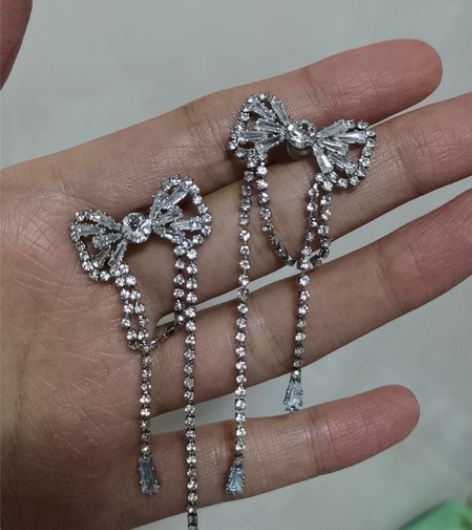 银色蝴蝶结钻石耳环 感兴趣的话点“我想要”...
