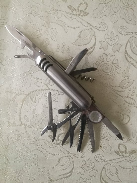 多功能军刀，八成新，无质量问题，十五种功能...