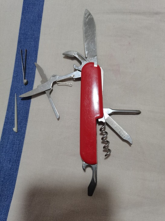瑞士军刀，功能丰富，使用，材质好，结实耐用。