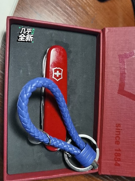多功能军刀，配了个蓝色挂绳，没用过，闲置有灰