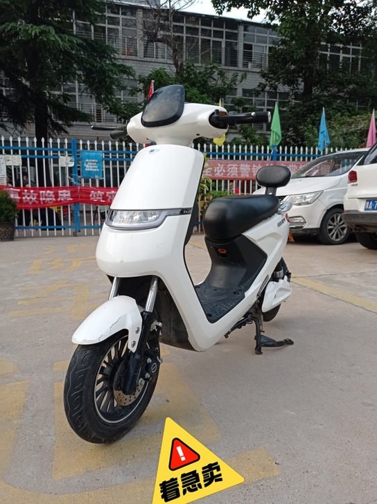 租车不干了，清仓处理九成新二手电动车二手雅...