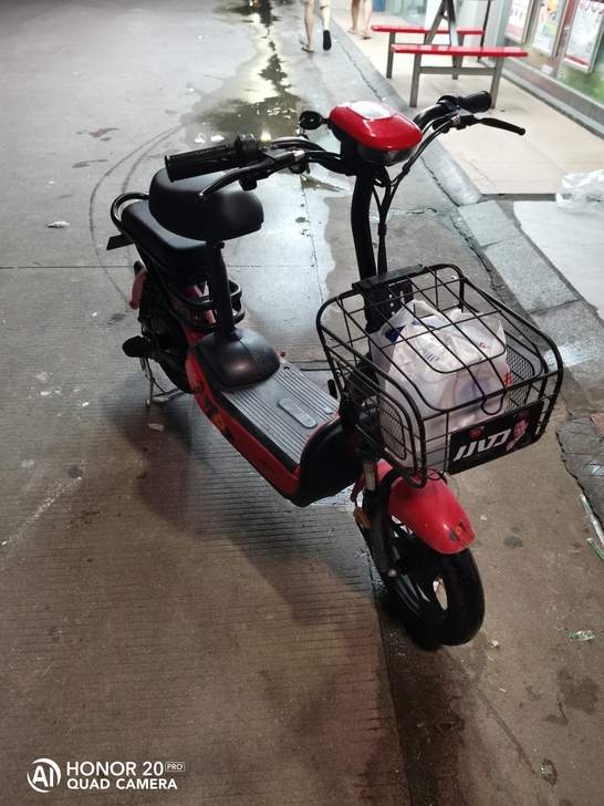 小刀电动车，电池新刹车灵，有原装防盗器，看...